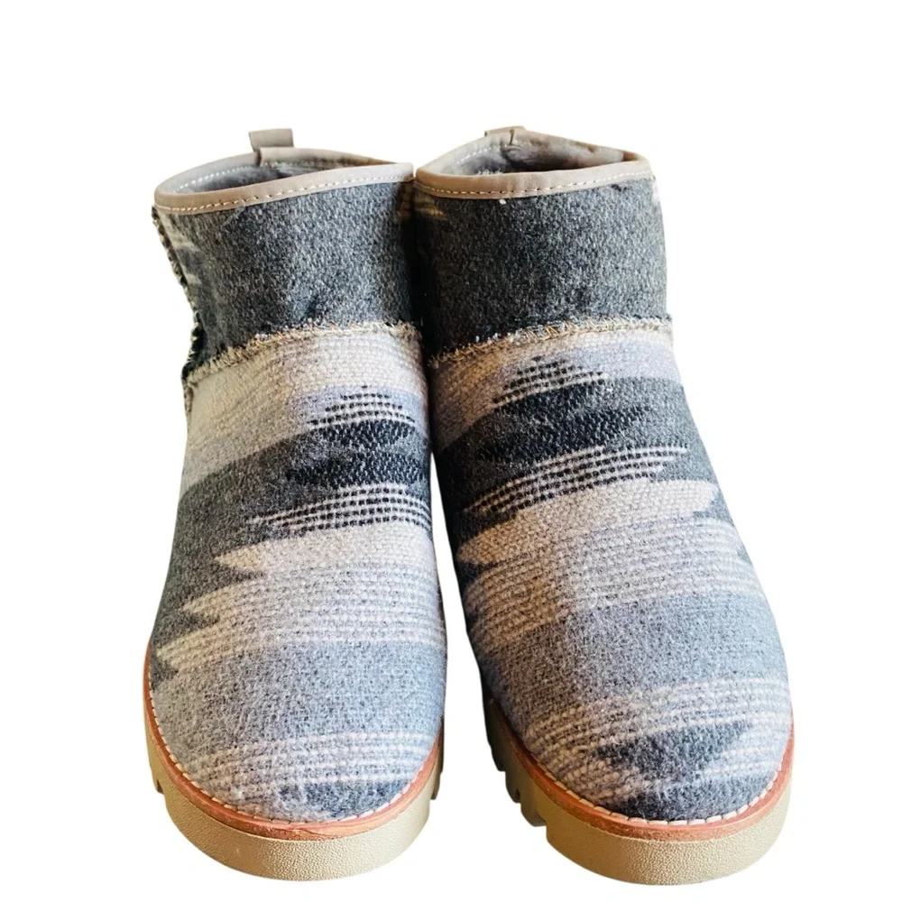 Bionica NWT Candia Shearling Boots in Grey Pattern 8.5